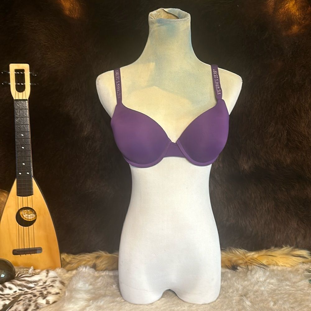 Victoria’s Secret T-shirt, push-up bra 34C (2800)